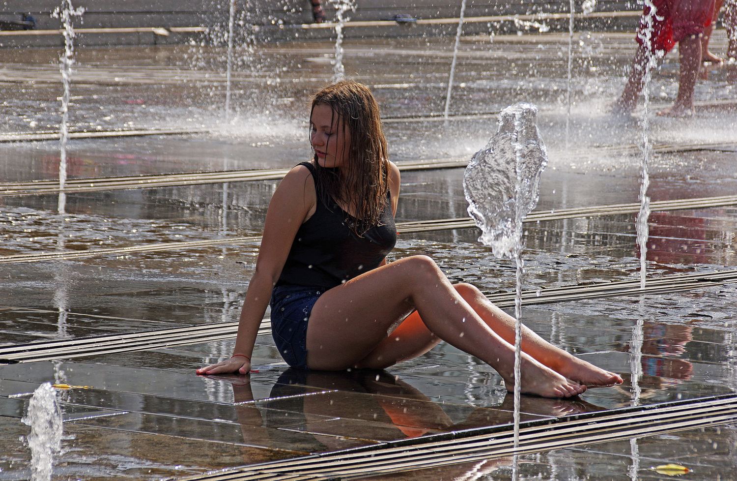 Стройная девка Eve Angel подмывается в жару на улице
