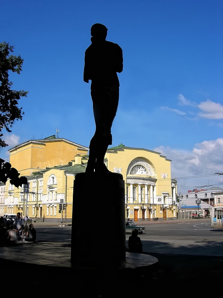 Памятник волкову в ярославле фото