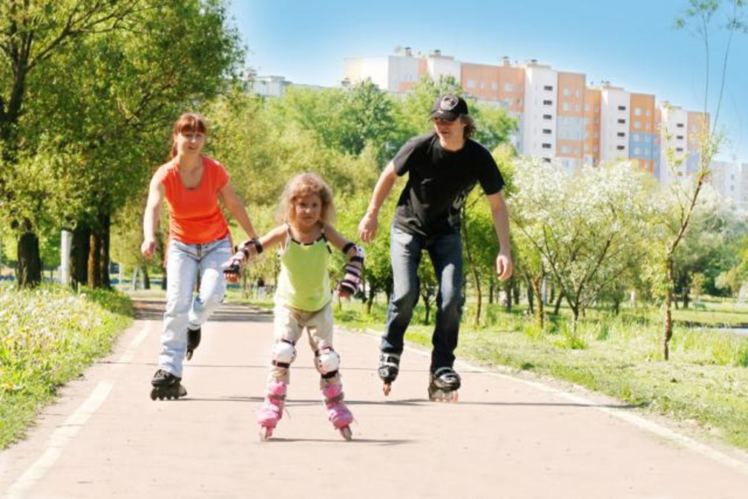 Семья занимается спортом