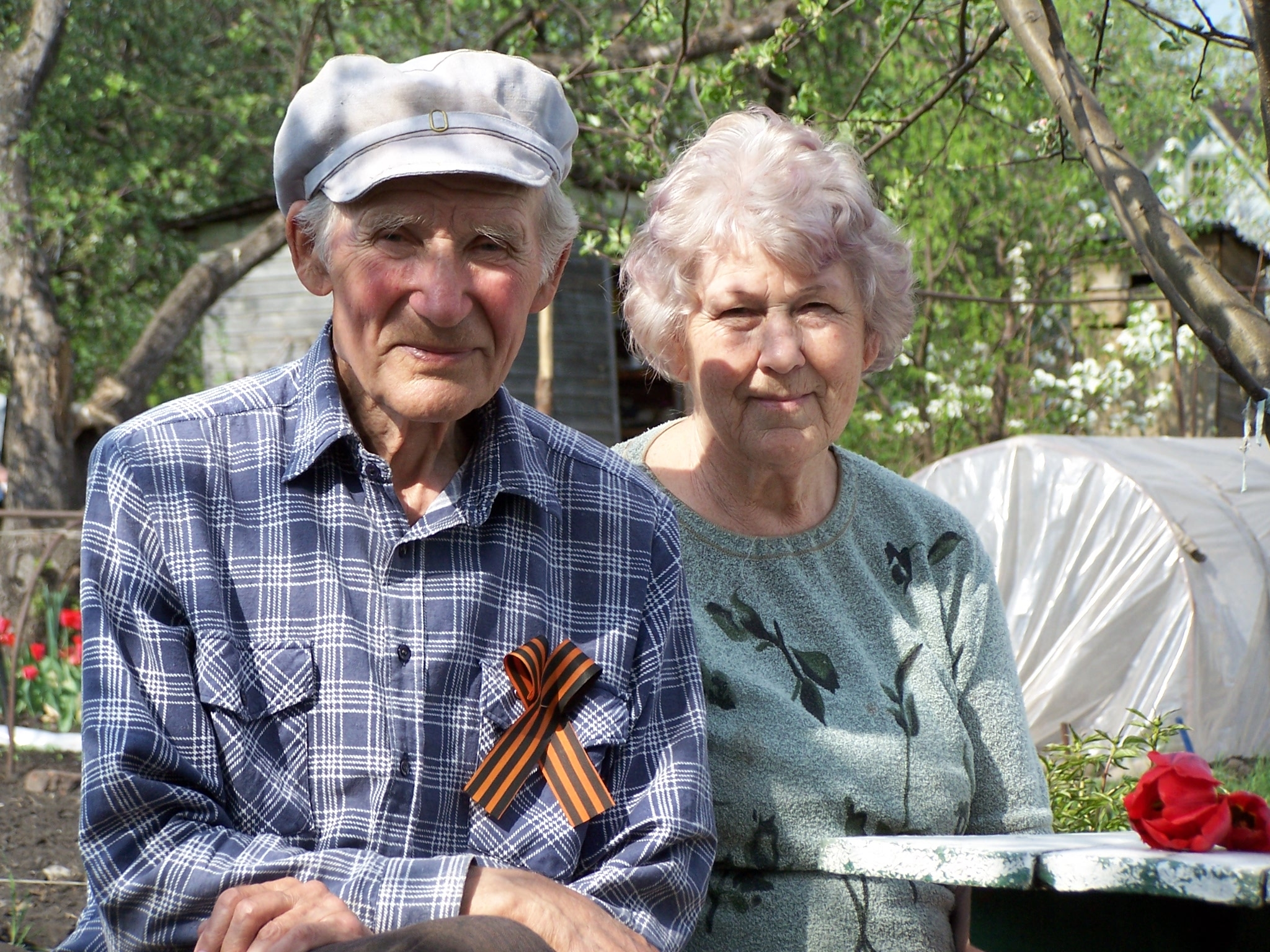 Мои бабушка и дедушка живут на окраине. Пожилые люди в России. Старенькие бабушки и дедушки. Пожилые люди в селе. Фотографии бабушек и дедушек.