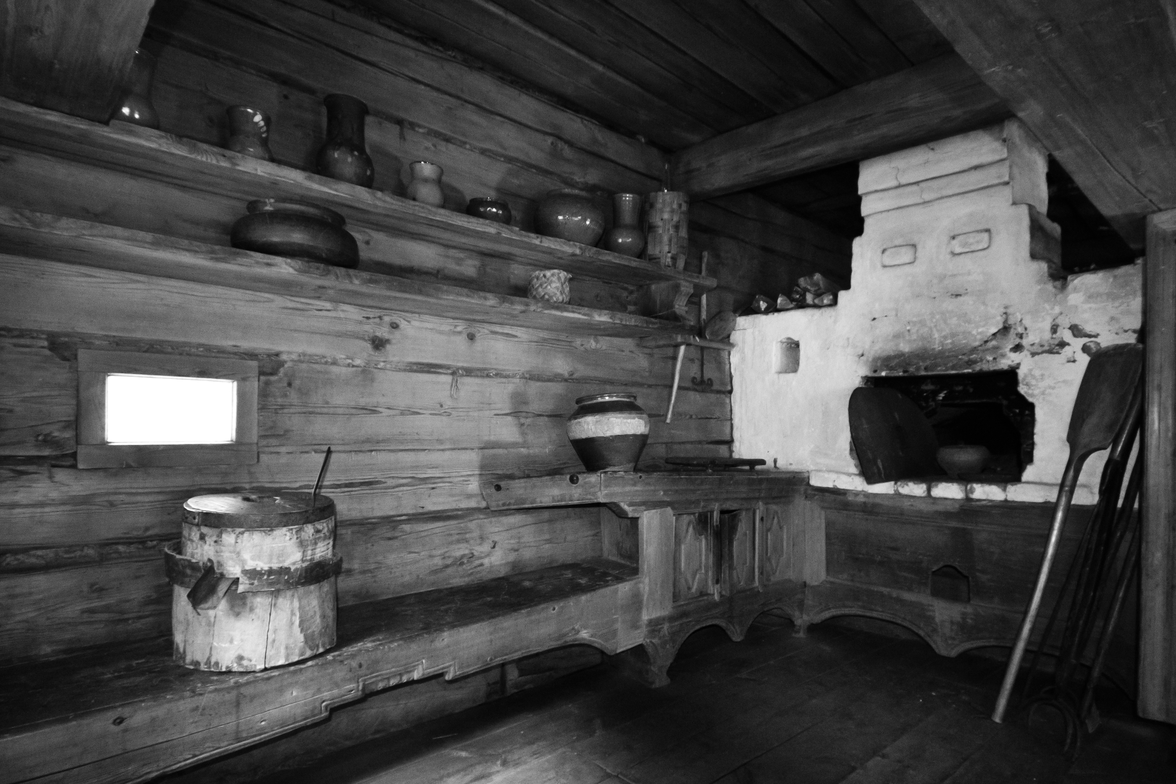 старинные русские печи в деревенском доме фото