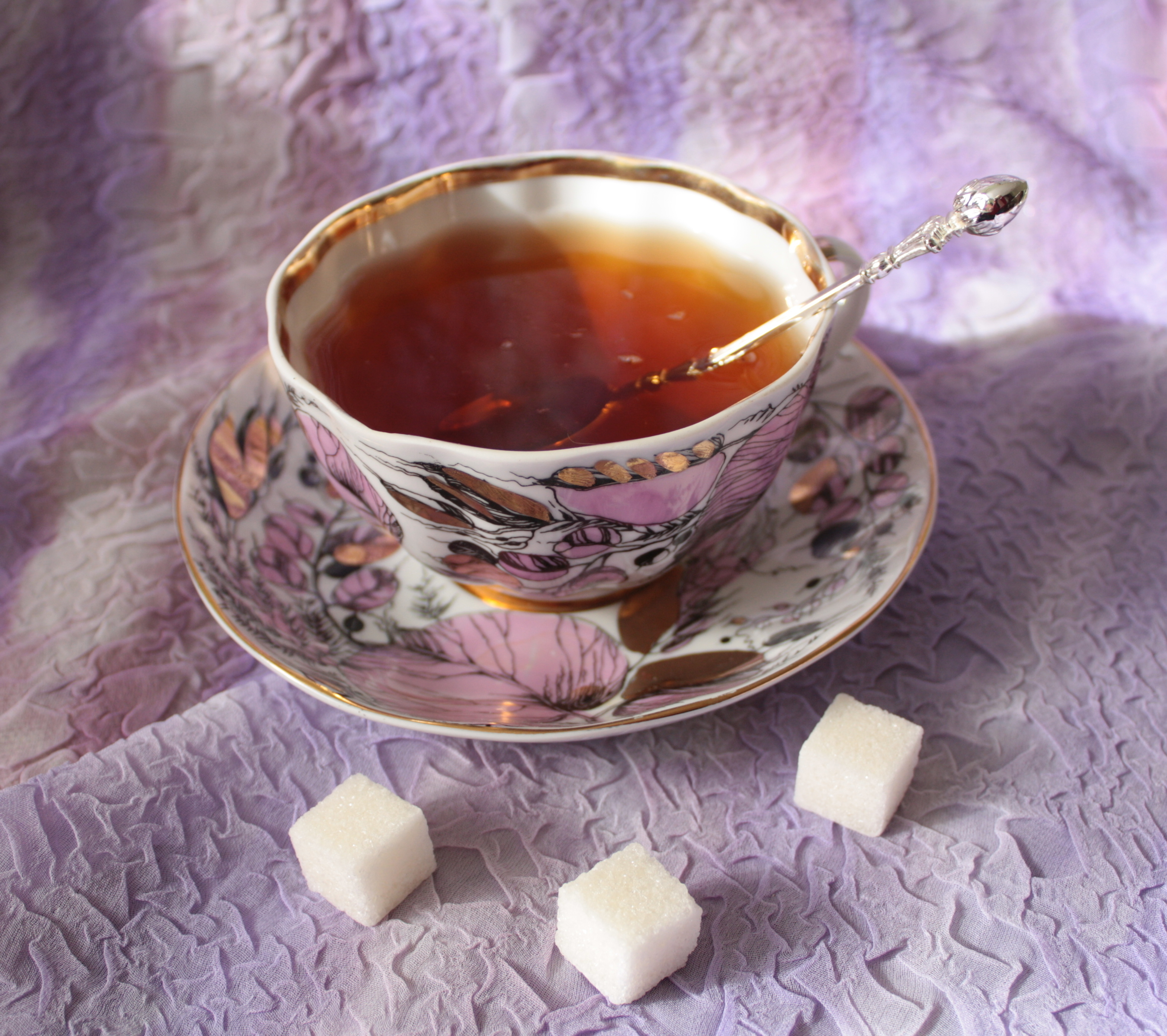 Почему в горячем чае кусочек сахара. Чай с сахаром. Чашка чая. Чашка чая с сахаром. Сладкий чай.