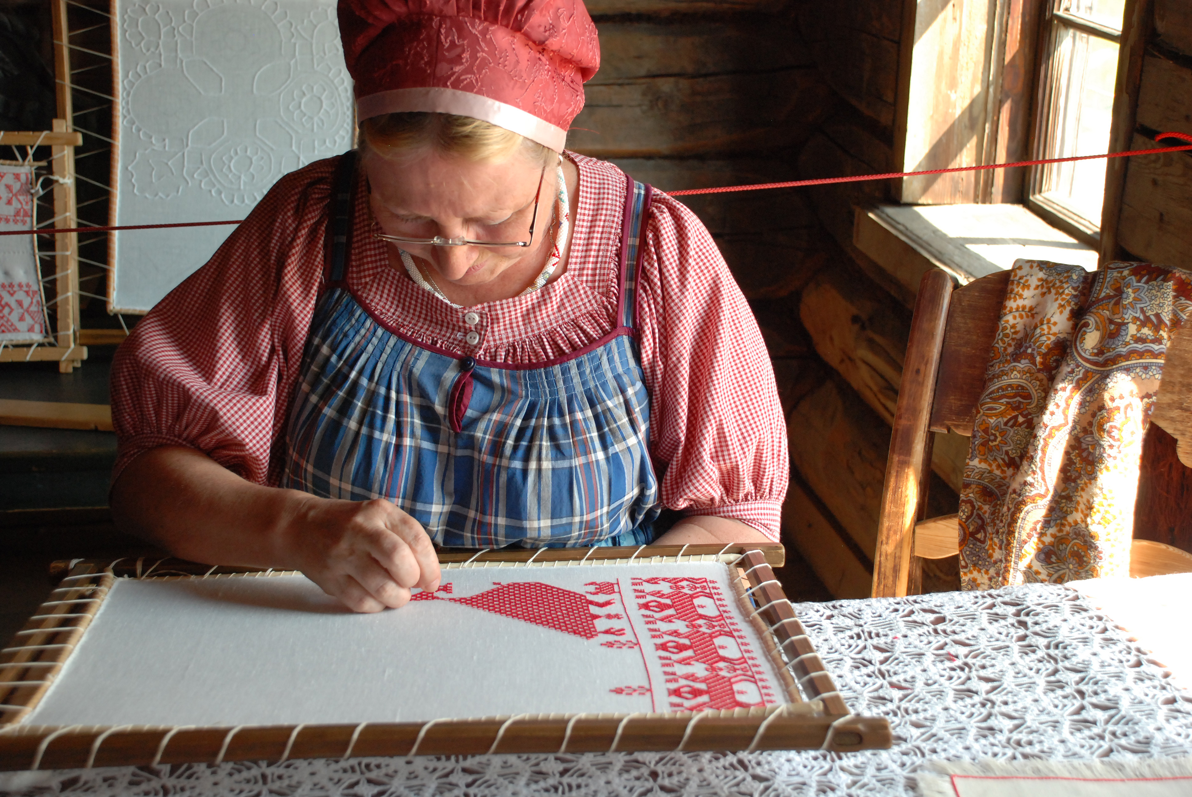 Бабушка что будет делать. Ремесло вышивальщицы. Мастерицы-вышивальщицы. Женщина вышивает. Рукоделие в старину.