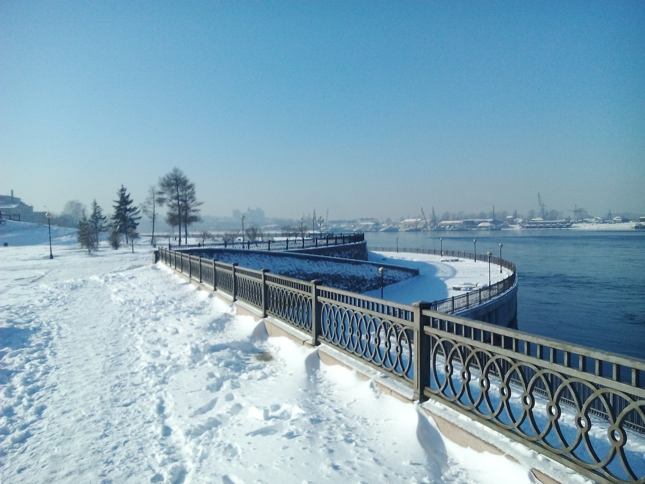 Зимний иркутск. Набережная реки Ангара Иркутск зима. Набережная ангары в Иркутске зимой. Иркутск зимняя набережная. Набережная Ангарск Ангара.