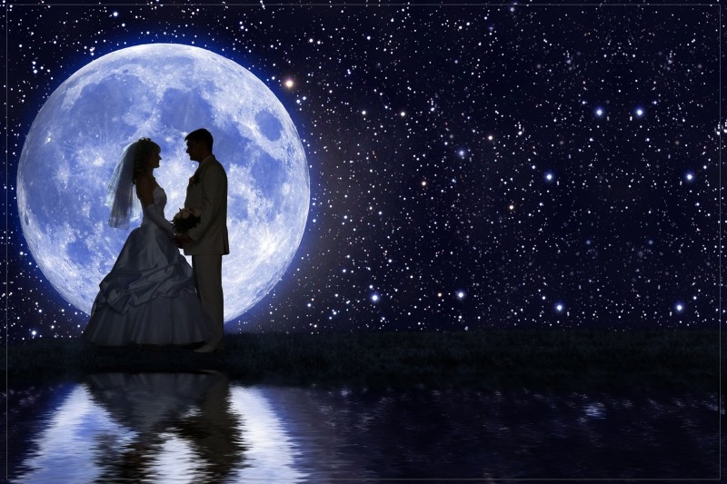 Песня подари мне лунный. Луна и влюбленные. Двое влюбленных под луной. Свидание под луной. Луна любовь.