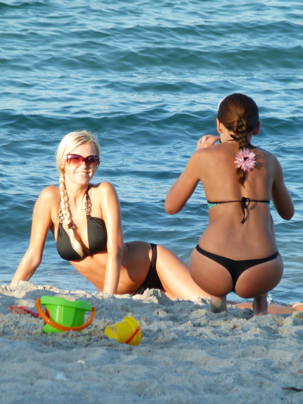 Женщины в стрингах на пляже фото