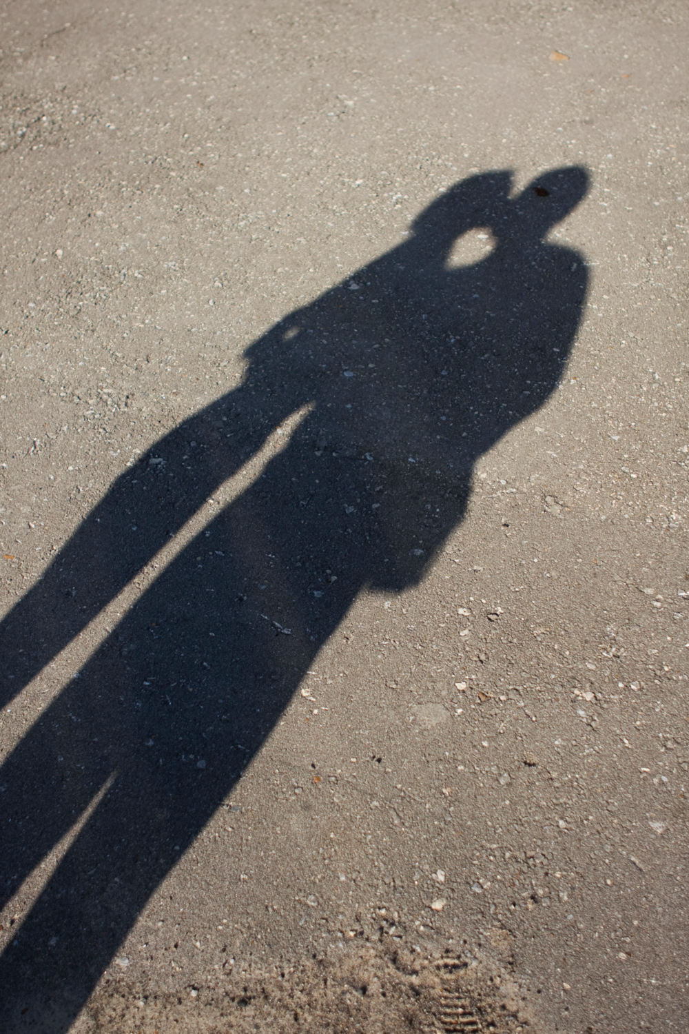 Фото с парнем тень на асфальте