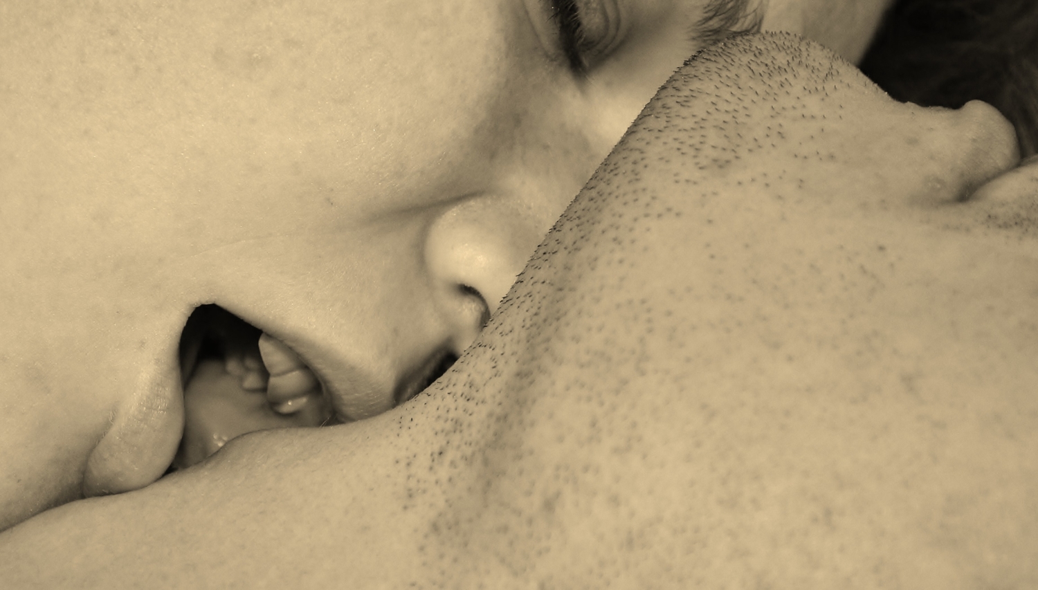 парень целует в живот и грудь фото 29